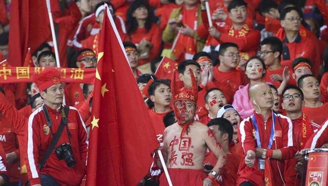 阿Mi（郑秀文饰）的爸爸开了一间小小的煤气店，所以她需要帮忙父亲打理生意，天天都要扛侧重重煤气罐送货。看着流星滑过，许愿能嫁个有钱人，俄然从天上失落下来一本叫《玻璃鞋》的书。本来其实不敷裕的阿Mi决议乘坐甲等机舱但愿能在飞往米兰的时辰赶上有钱男人，碰到了学识赅博的大族后辈阿诞（任贤齐饰），两人在米兰共渡了一段浪漫光阴，可是阿诞俄然就掉踪了。                                  　　阿Mi很不甘愿宁可，决议要把阿诞找回来。阿Mi感应懊丧的时辰，她的一个老伴侣现在是城中的钻石王老五，而且找回阿Mi是决议跟她求婚的，可是阿Mi已爱上了偶遇的阿诞。                                  　　但她却不知道，实在阿诞也有不成告人的奥秘。